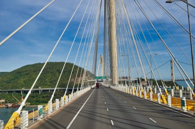 Hong Kong, Çin - 18 Haziran 2015: Ting Kau Köprüsü, gündüz vakti Hong Kong 'da çift katlı bir otobüsün ikinci masasında görüldü. Ting Kau Köprüsü, Hong Kong 'da uzun ömürlü bir köprü..