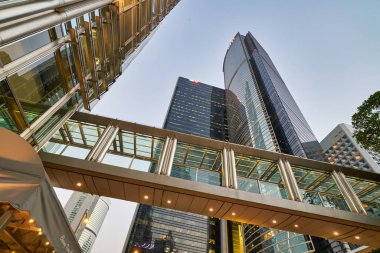 Hong Kong, Çin - Ocak 2019: Hong Kong 'daki gökdelenlerin alçak açılı görüntüsü.