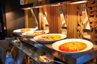 Bangkok, Tayland - Haziran 2015: Bangkok 'taki Swissotel Nai Lert Park' ta yemek servisi.