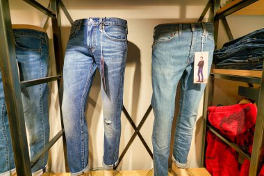 Hong Kong, Çin - Ocak 2019: Hong Kong 'da bir Levi' s mağazasında kıyafetler sergileniyor.