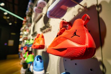 Hong Kong, Çin - Ocak 2019: Ürdün ayakkabıları Hong Kong 'daki bir Foot Locker mağazasında sergileniyor. Foot Locker Retail, Inc. Amerikalı spor giyim ve ayakkabı perakendecisi..