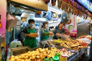 Hong Kong, Çin - Ocak 2019: Hong Kong 'da sokak yemekleri.