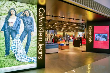 Hong Kong, Çin - Ocak 2019: Elements alışveriş merkezindeki Calvin Klein mağazasının girişi. Calvin Klein Inc. bir Amerikan lüks moda evi..