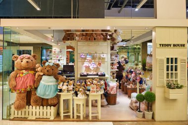 Bangkok, Tayland - Haziran 2015: Bangkok 'taki bir alışveriş merkezinde yumuşak oyuncaklar sergileniyor.