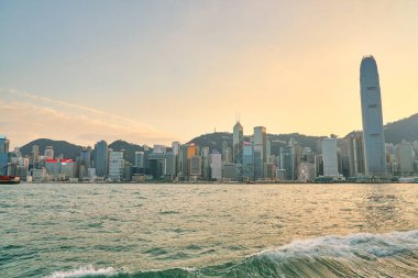 Hong Kong, Çin - Ocak 2019: Victoria Limanı 'ndan alacakaranlıkta görülen Orta ve Batı Bölgesi.