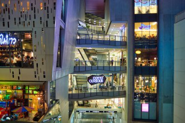 Bangkok, Tayland - Haziran 2015: Bangkok 'taki alışveriş merkezinin dışı.