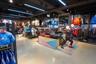 Hong Kong, Çin - Ocak 2019: Hong Kong 'daki Adidas mağazasında giysiler sergileniyor.