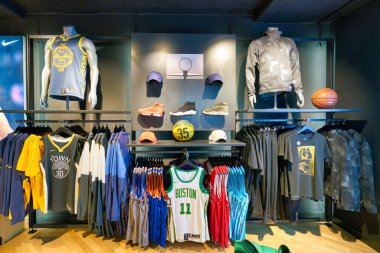 Hong Kong, Çin - Ocak 2019: Hong Kong 'da bir Foot Locker mağazasının iç çekimi. Foot Locker Retail, Inc. Amerikalı spor giyim ve ayakkabı perakendecisi..