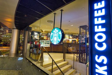 Hong Kong, Çin - Ocak 2019 'da Hong Kong' daki kahve dükkanında Starbucks tabelası görüldü.