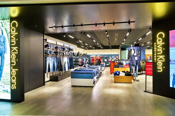 Hong Kong, Çin - Ocak 2019: Elements alışveriş merkezindeki Calvin Klein mağazasının girişi