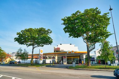 Singapur - Nisan 2019: Singapur 'da bir Shell dolum istasyonu