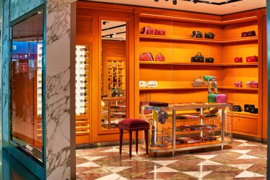 Dubai, Uae - Ocak 2019: Dubai Uluslararası Havalimanı 'ndaki Gucci mağazasının iç çekimleri.