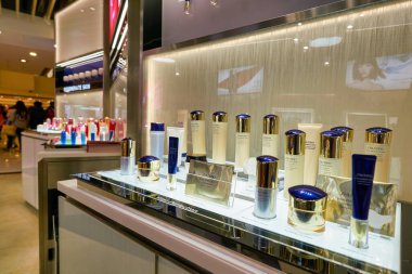 Hong Kong, Çin - Ocak 2019: New Town Plaza alışveriş merkezindeki Shiseido mağazasında kozmetik ve kişisel bakım ürünleri sergileniyor