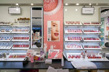 Hong Kong, Çin - Ocak 2019: New Town Plaza alışveriş merkezindeki Clinique mağazasında kişisel bakım ürünleri sergileniyor