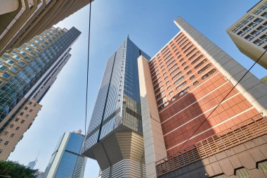 Hong Kong, Çin - Ocak 2019: Hong Kong 'daki binaların alçak açılı görüntüsü.