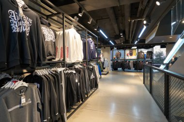 Hong Kong, Çin - Ocak 2019: Hong Kong 'daki Adidas mağazasında giysiler sergileniyor.