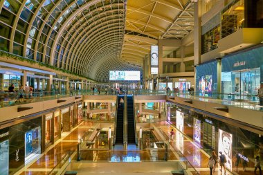 Singapur - Nisan 2019: The Shoppes at Marina Bay Sands 'in iç çekimi.
