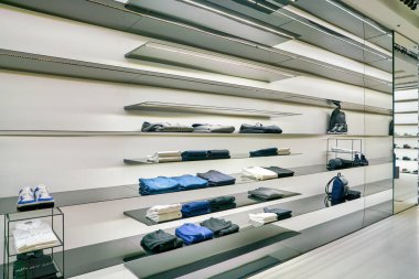 Singapur - Nisan 2019: Mallar Marina Körfezi Sands 'deki The Shoppes mağazasında sergileniyor.