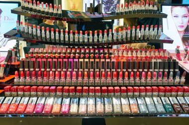 Hong Kong, Çin - Ocak 2019: Elements alışveriş merkezindeki Christian Dior mağazasında kozmetik ürünler sergileniyor.