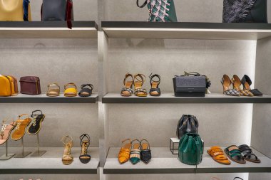 Singapur - Nisan 2019: Mallar Marina Bay Sands 'deki Charles & Keith mağazasında sergileniyor. Charles & Keith, Singapurlu bir hızlı moda ayakkabı ve aksesuar satıcısıdır..