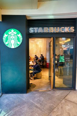 Shenzhen, Çin - Şubat 2019: Shenzhen Starbucks 'a giriş.