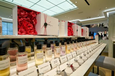 Hong Kong, Çin - Ocak 2019: New Town Plaza alışveriş merkezindeki Christian Dior mağazasında parfümler sergileniyor.