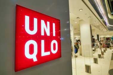 Singapur - Nisan 03, 2019: Singapur 'daki bir alışveriş merkezinde Uniqlo tabelasının yakın çekimi. Uniqlo bir Japon günlük giyim tasarımcısı, üretici ve perakendecisi..