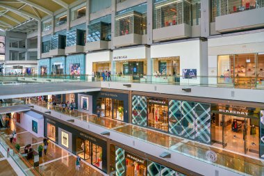 Singapur - Nisan 2019: The Shoppes at Marina Bay Sands 'in iç çekimi.
