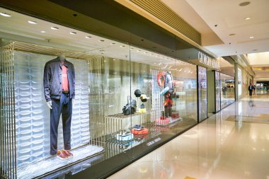 Hong Kong, Çin - Ocak 2019: Elements alışveriş merkezindeki Giorgio Armani mağazasının vitrini