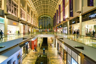 Singapur - Nisan 2019: The Shoppes at Marina Bay Sands 'in iç çekimi.
