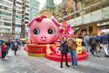 Hong Kong, Çin - Ocak 2019: İskandinav girişinde oturan 6 metre yüksekliğindeki kumbara heykeli.