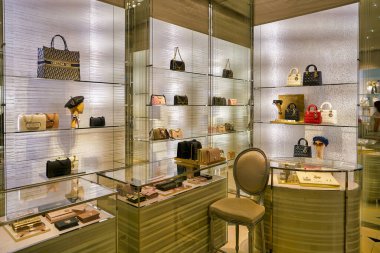 Singapur - Nisan 2019: Marina Körfezi Sands 'deki The Shoppes' deki Dior mağazasının iç çekimi. Dior, Fransız işadamı Bernard Arnault tarafından yönetilen lüks mal şirketi.