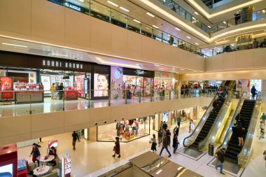 Hong Kong, Çin - Ocak 2019: New Town Plaza 'nın iç kesimi. New Town Plaza, Sun Hung Kai Emlak tarafından Hong Kong 'un Sha Tin şehrinde geliştirilen bir alışveriş merkezidir..