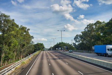 Hong Kong, Çin - 18 Haziran 2015: Gündüz vakti Hong Kong 'da çift katlı bir otobüsün ikinci masasından görüntülendi. 