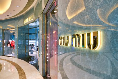 Hong Kong, Çin - Ocak 2019: Elements alışveriş merkezindeki Miu Miu mağazasının vitrini. Miu Miu, İtalyan kadın giyim ve aksesuar markası..