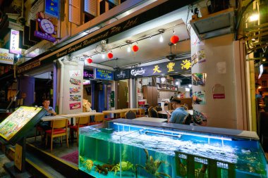 Singapur - Nisan 2019: Singapur 'da gece görülen bir restoran.