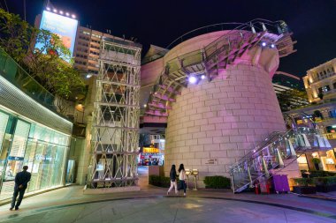 Hong Kong, Çin - Ocak 2019: Eski Deniz Polis Karargahı 'nın gece avlusunun kısmi manzarası.