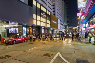 Hong Kong, Çin - Ocak 2019: Geceleri Hong Kong caddesi manzarası.