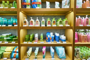 Hong Kong, Çin - Ocak, 2019: Hong Kong 'da bir doğa cumhuriyeti mağazasında kozmetik ürünleri sergileniyor. Doğa Cumhuriyeti bir Güney Kore kozmetik markasıdır..