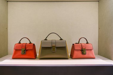 Hong Kong, Çin - Ocak 2019: Element alışveriş merkezindeki Bottega Veneta mağazasında sergilenen çantalar. Bottega Veneta, İtalyan lüks ürünleri ve moda markası..