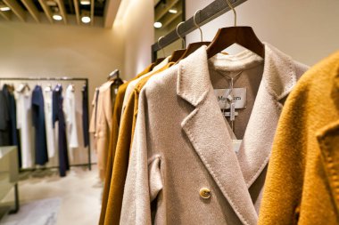Hong Kong, Çin - Ocak 2019: Elements alışveriş merkezindeki Max Mara mağazasında giysiler sergileniyor