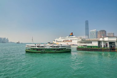 Hong Kong, Çin - Ocak 2019: Victoria Limanı 'ndan geçen bir Star Ferry. Star Ferry, Hong Kong 'da bir yolcu feribot operatörü ve turistik merkezdir..