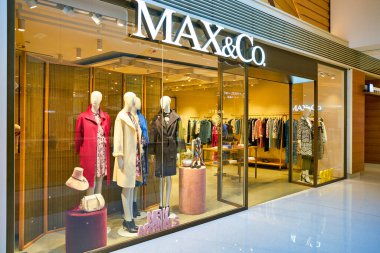 Hong Kong, Çin - Ocak 2019: Elements alışveriş merkezindeki Max & Co mağazasının önü.