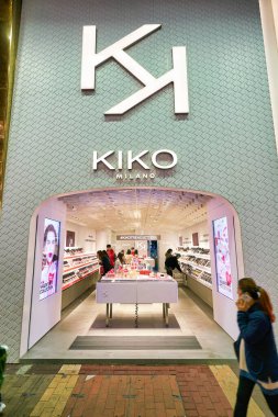 Hong Kong, Çin - 2019 yılı Ocak ayı civarı Kiko Milano markası Hong Kong 'da bir mağaza girişinin üzerinde. Kiko Milano bir İtalyan kozmetik markası..