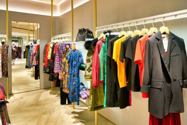 Hong Kong, Çin - Ocak 2019: Elements alışveriş merkezindeki Vivienne Tam mağazasının iç çekimi