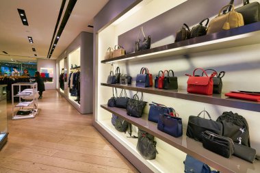 Hong Kong, Çin - Ocak 2019: Hong Kong 'daki New Town Plaza alışveriş merkezindeki Agnes B. mağazasının iç çekimi.