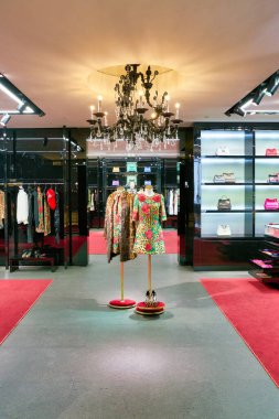 Hong Kong, Çin - Ocak 2019: Elements alışveriş merkezindeki Dolce & Gabbana mağazasının içi. Dolce & Gabbana, İtalyan lüks moda evi..