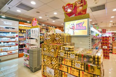 Hong Kong, Çin - Ocak 2019: Ferrero Rocher kutuları Hong Kong 'da bir mağazada sergileniyor.