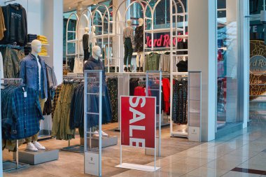 Dubai, Uae - Ocak 2019: Dubai Uluslararası Havalimanı H & M mağazasının girişi.