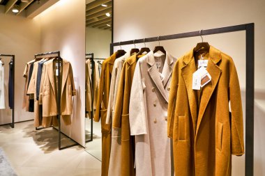 Hong Kong, Çin - Ocak 2019: Elements alışveriş merkezindeki Max Mara mağazasında giysiler sergileniyor